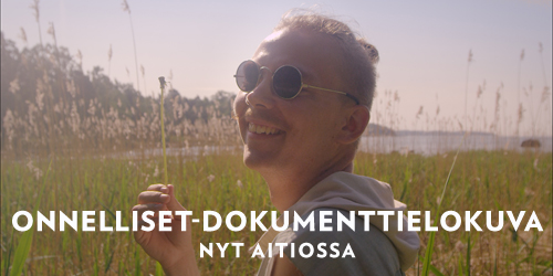 Onnellisuudesta on tullut suorittamista ja yhä useampi ostaa onnellisuusvalmennusta ammattilaisilta. Ohjaaja Wille Hyvönen päätti todistaa olevansa onnellisempi kuin yksikään elämäntapavalmentaja ja tehdä siitä elokuvan. 